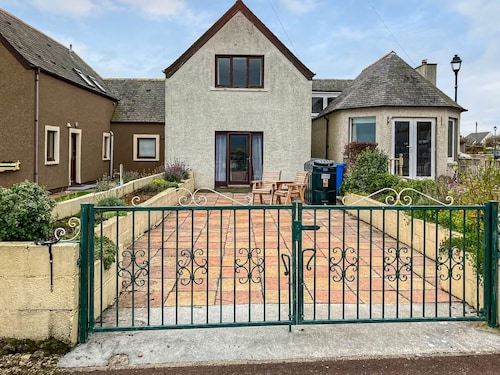 2 Bedroom Cottage overlooking the River Brora and Harbour