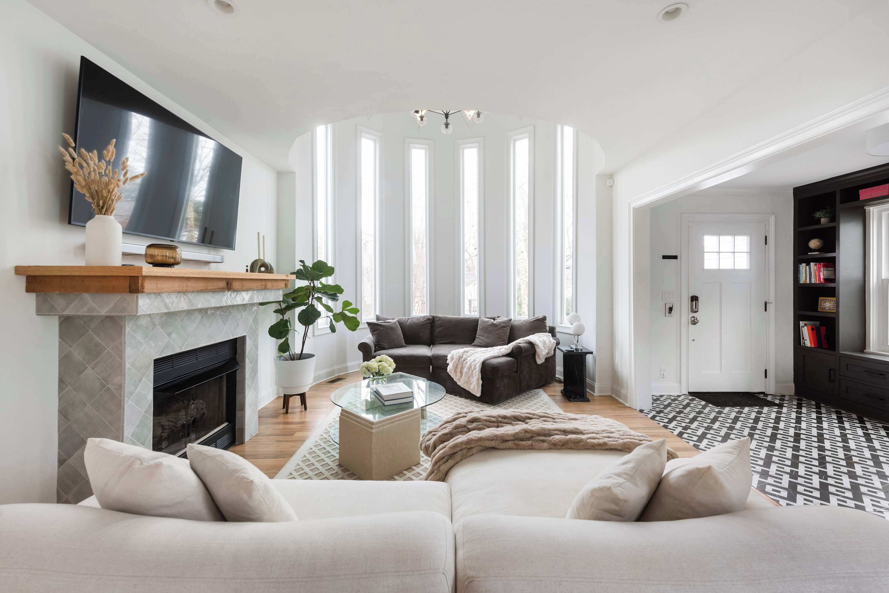 Télévision, cheminée, espaces bureaux