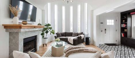 Télévision, cheminée, espaces bureaux