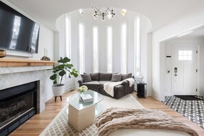 Fernseher, Kamin, Arbeitsbereiche