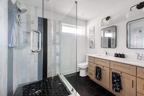 Douche, séchoir à cheveux, serviettes fournies