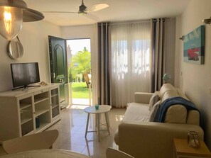 Appartement, 2 slaapkamers, balkon, uitzicht op tuin | Woonkamer | Boeken