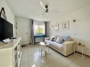 Apartment, 2 Schlafzimmer, Balkon, Gartenblick | Wohnzimmer