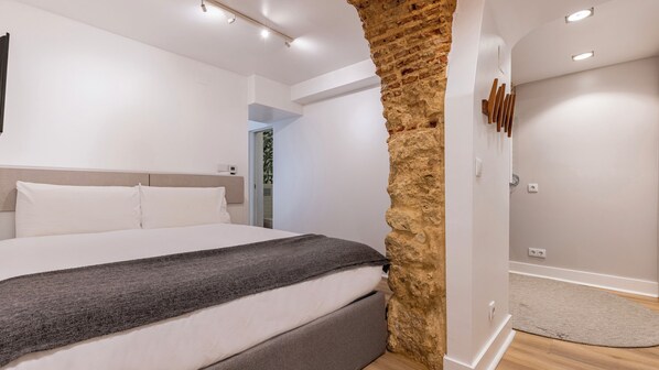 Estudio urbano, 1 cama matrimonial, para no fumadores | Cortinas blackout, tabla de planchar con plancha y wifi gratis