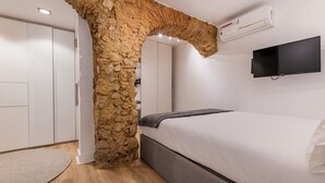 City Studio, 1 Double Bed, Non Smoking | Blackout drapes, iron/ironing board, WiFi (free) - Santos Arch Studio (Lisbon)