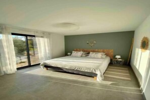 3 bedrooms, desk, iron/ironing board, travel crib - Modern Villa with Pool & Vineyard Views – Heart of Provence (Le Puy-Sainte-Réparade)
