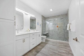 Douche, séchoir à cheveux, serviettes fournies, shampooing