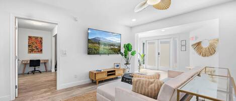 Televisio, pöytäjalkapallopöytä, työhuone