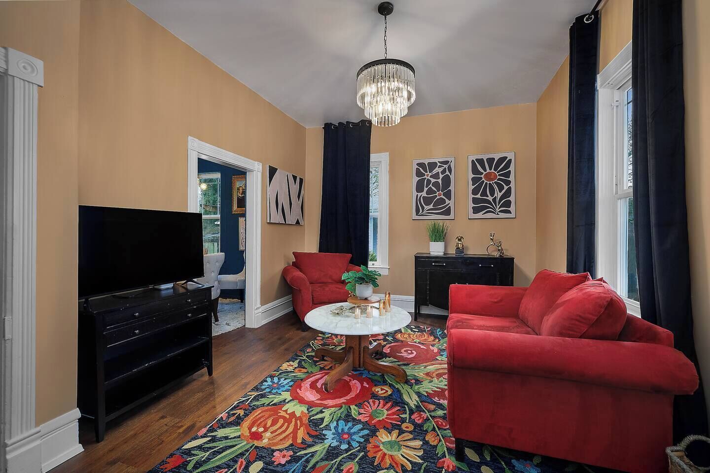 Pet-friendly 1917 Art Deco 2br In Olympia, Walkable Downtown With Workspace, Parking, And Modern Comfort - Olympia, WA