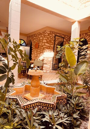 Outdoor dining - Beautiful vacation villa in ESSAOUIRA Morocco with swimming pool and no neighbors! (Essaouira)