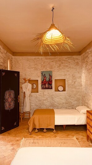 4 bedrooms, iron/ironing board, WiFi, bed sheets