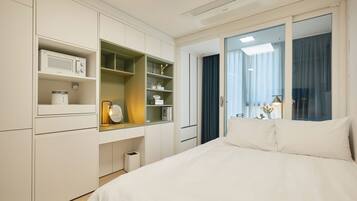 Luxury Room, City View | Soundproofing, free cribs/infant beds, free WiFi, bed sheets