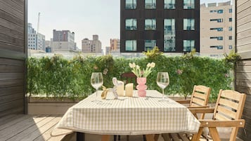 Chambre luxueuse, terrasse, vue sur la ville | Terrasse/patio