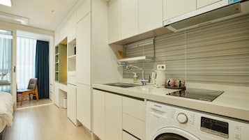 Habitació de luxe, vistes a la ciutat | Cuina privada | Frigorífic, microones i utensilis de cuina, vaixella i coberteria