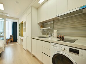 奢华客房, 城市景观 | 私人厨房 | 冰箱、微波炉、厨具/餐具