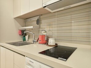 Refrigerador, microondas y utensilios de cocina 