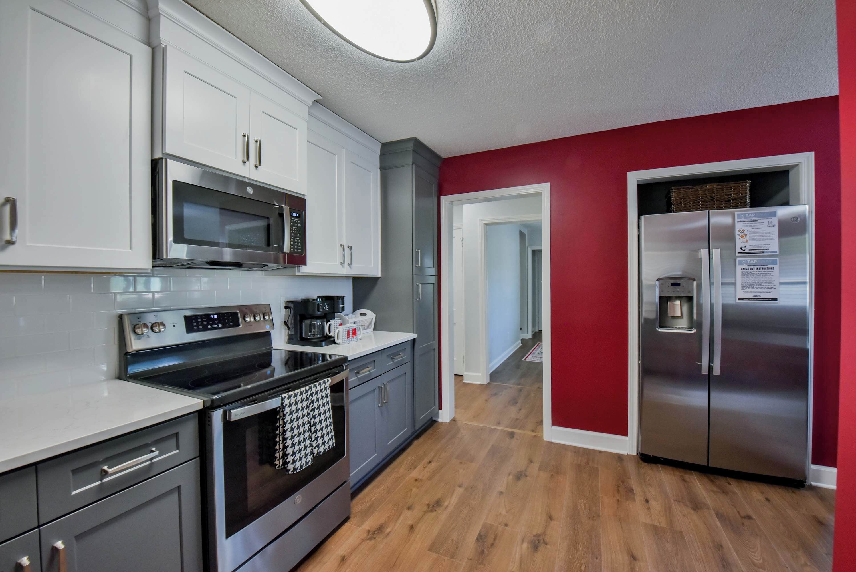 Refrigerador, microondas, horno y parrilla de estufa 