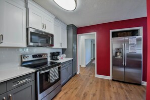 Fridge, microwave, oven, stovetop - Tide on 19th- 4BR/2BA, Large Patio, Fire Pit & Smart TVs! (Northport)