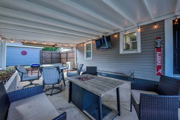 Outdoor dining - Tide on 19th- 4BR/2BA, Large Patio, Fire Pit & Smart TVs! (Northport)