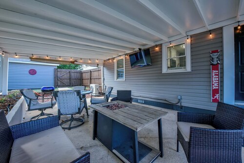 Tide on 19th- 4BR/2BA, Large Patio, Fire Pit & Smart TVs!