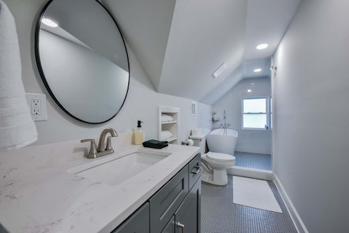 Tide on 19th- 4BR/2BA, Large Patio, Fire Pit & Smart TVs!