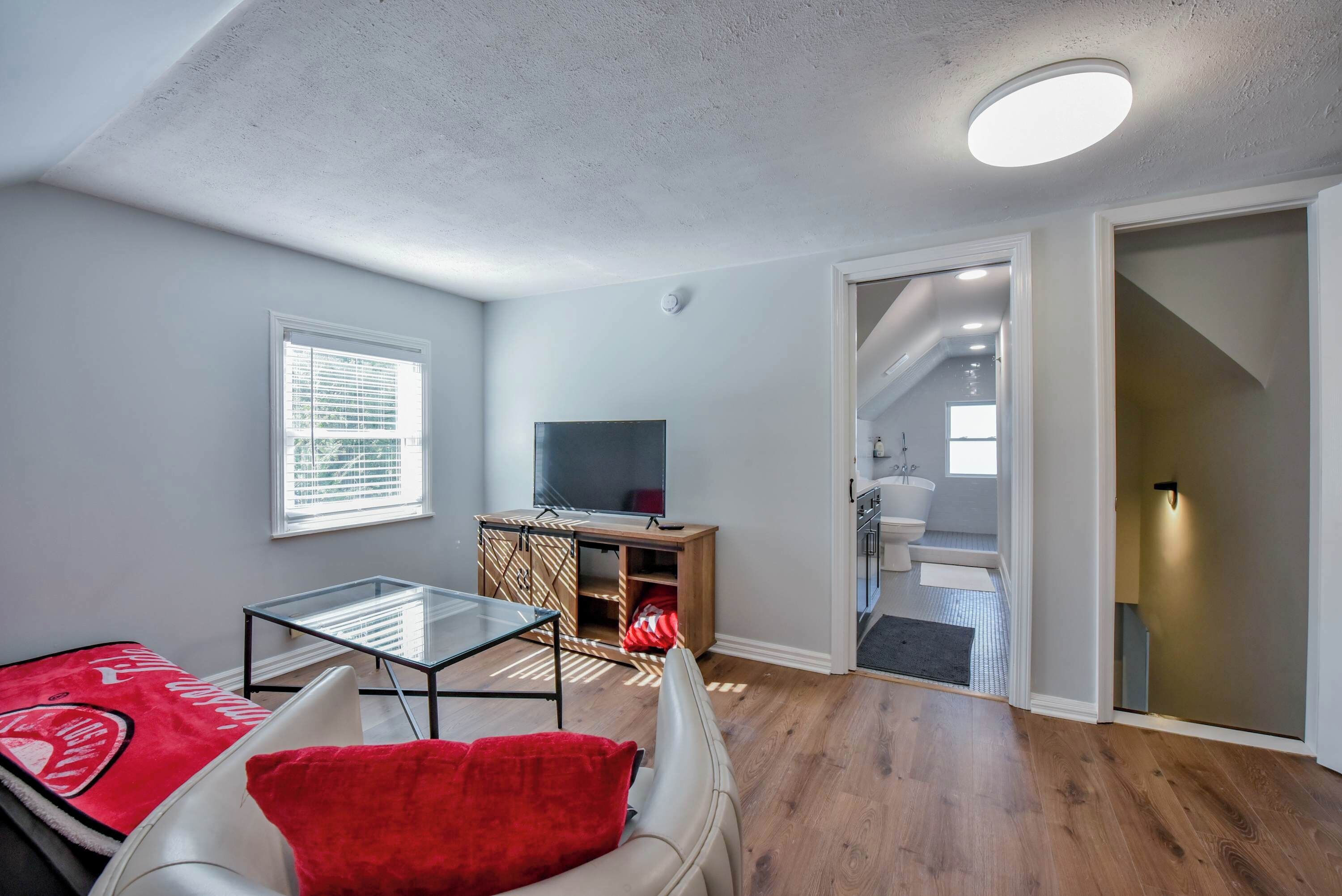 4 habitaciones, escritorio, tabla de planchar con plancha y wifi 