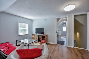 4 bedrooms, desk, iron/ironing board, WiFi - Tide on 19th- 4BR/2BA, Large Patio, Fire Pit & Smart TVs! (Northport)