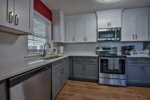 ثلاجة، ميكروويف، فرن، موقد طهي مسطح