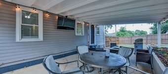Tide on 19th- 4BR/2BA, Large Patio, Fire Pit & Smart TVs!