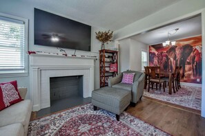 TV, offices - Tide on 19th- 4BR/2BA, Large Patio, Fire Pit & Smart TVs! (Northport)