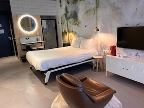Laptop workspace, soundproofing, iron/ironing board, free WiFi - The Urban Hotel MOLOKO - just a room - digital key by SMS (Enschede)
