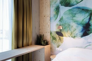 Chambre classique double, 1 grand lit, salle de bain privée | Espace de travail pour ordinateurs portables, système d’insonorisation