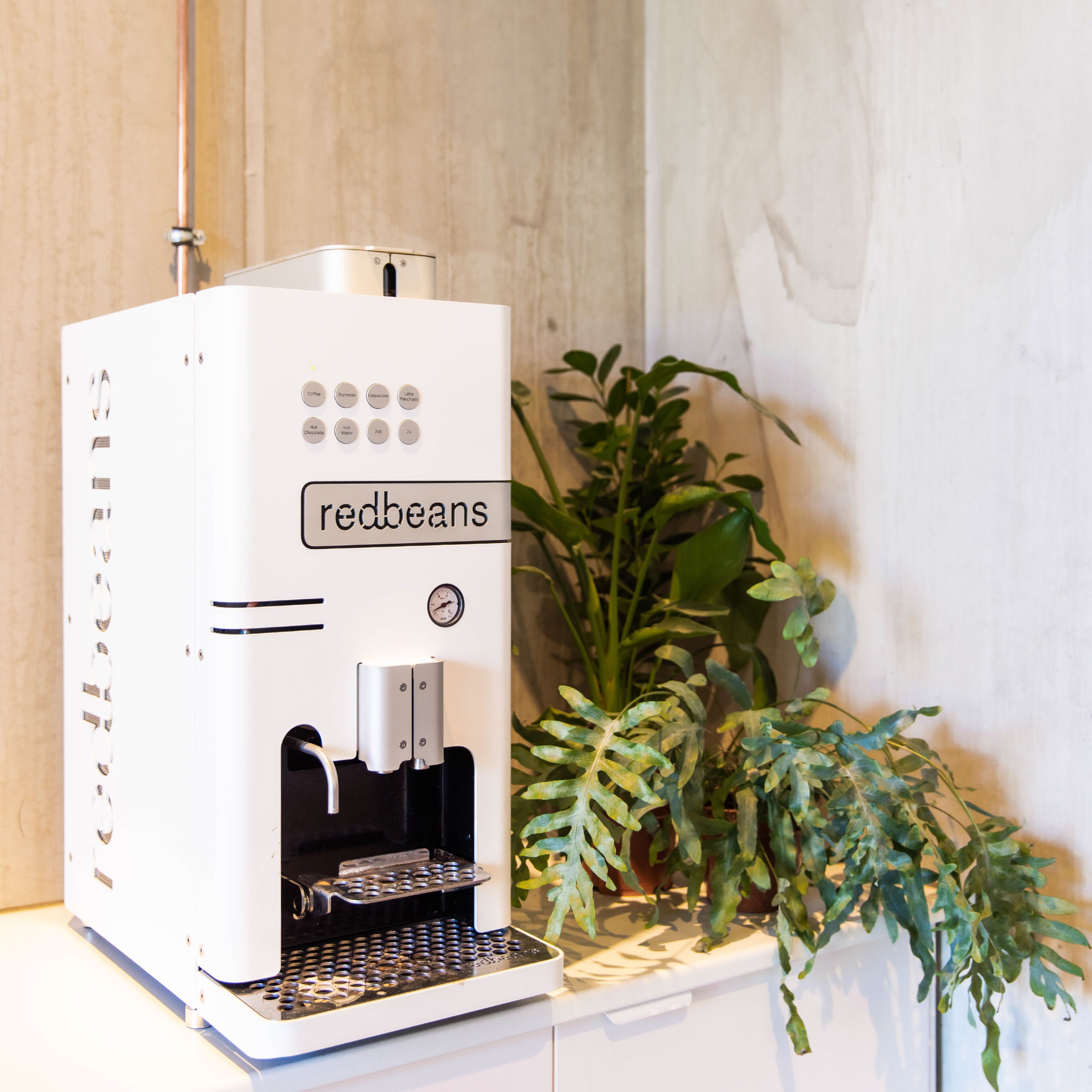 Máquina de café Redbeans com medidor de pressão e vários botões para diferentes opções de café.