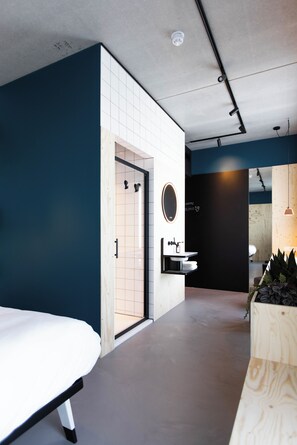 Chambre double, 1 très grand lit, salle de bain privée, vue sur la ville | Salle de bain | Douche, séchoir à cheveux, serviettes fournies, savon