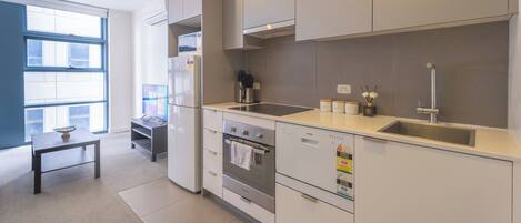 Réfrigérateur, micro-ondes, four, plaque de cuisson