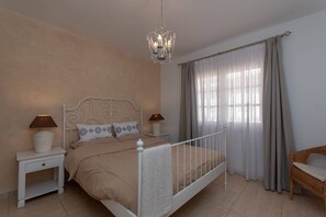 3 bedrooms, iron/ironing board, WiFi, bed sheets