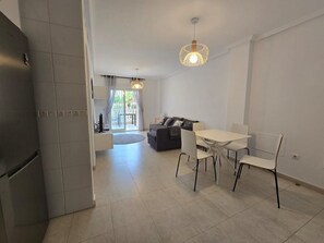 Apartment, 2 Bedrooms, Patio | Ruang makan