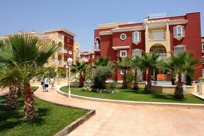 Apartment, 2 Bedrooms, Patio | Bahagian luar