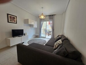 Apartment, 2 Schlafzimmer, Terrasse | Wohnzimmer
