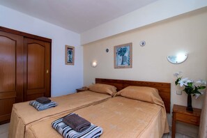 1 chambre, fer et planche à repasser, draps fournis