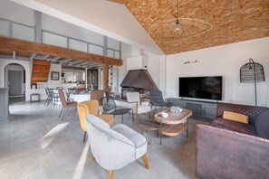 Una televisión, una chimenea