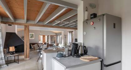 House with an extension for 11 at 800m from the sea