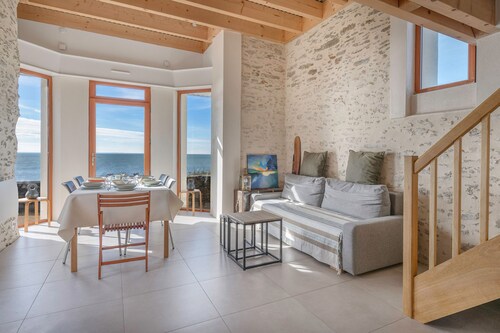 Sea view, 30m from beach, 5 adults 1 child