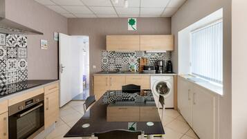 Een koelkast, een microgolfoven, een oven, een vaatwasser