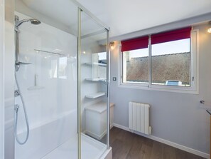 Shower, hair dryer - Charming house for 5 in Plovan (Plovan)