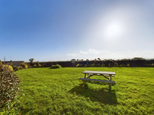 Outdoor dining - Charming house for 5 in Plovan (Plovan)