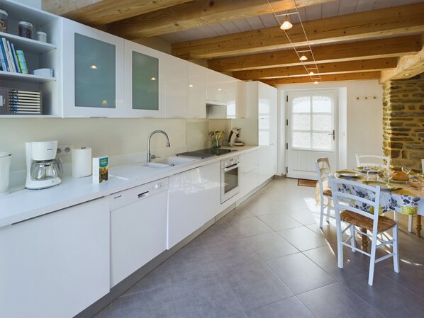 Fridge, microwave, oven, dishwasher - Charming house for 5 in Plovan (Plovan)