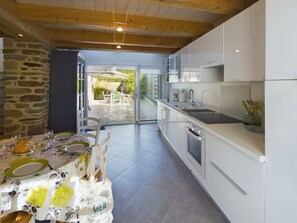 Een koelkast, een microgolfoven, een oven, een vaatwasser