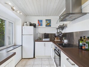 Fridge, oven, dishwasher, coffee/tea maker