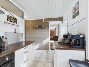 Fridge, oven, dishwasher, coffee/tea maker - 400m from the beach, charming house for 7 (Plouguerneau)
